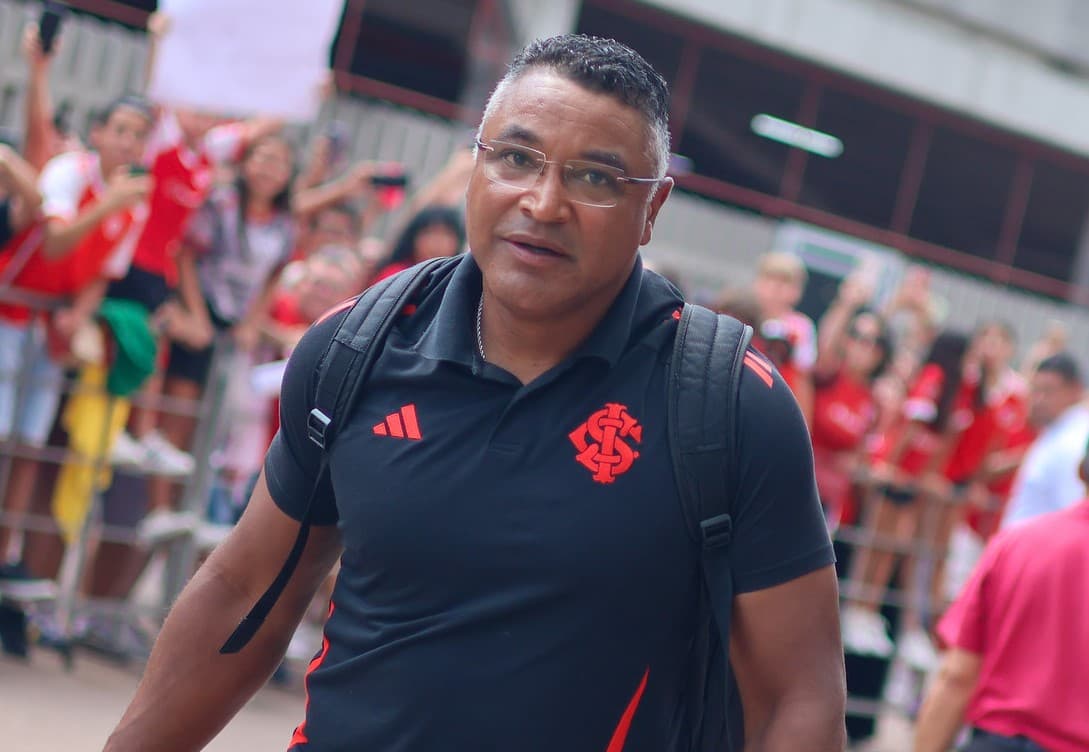 Roger Machado em desembarque do Internacional