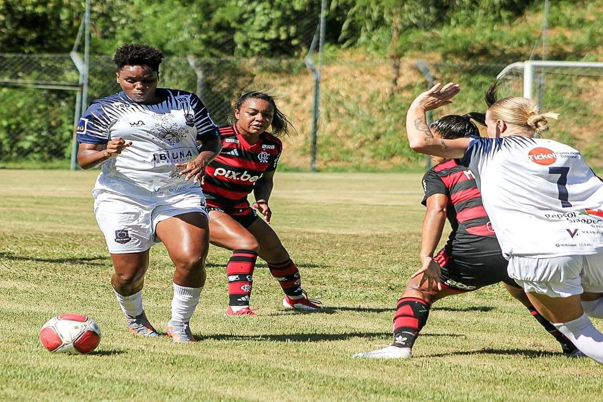 Quatro atletas de Flamengo e Pérolas Negras disputam a bola em partida válida pela Copa Rio Feminina