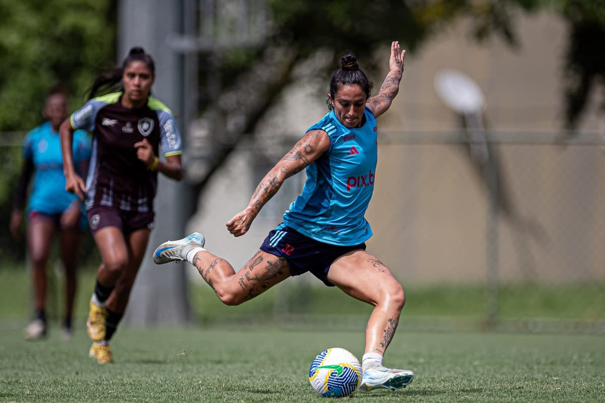 A jogadora Fernanda, se prepara para chutar a bola e no fundo da imagem é possível ver uma atleta do Botafogoo tentando chegar para marcar a rubro-negra