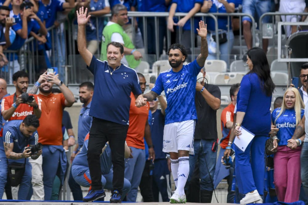 Pedro Lourenço, dono do Cruzeiro e Gabriel Barbosa cumprimentam os torcedores durante a apresentação de Barbosa como novo jogador do Cruzeiro no Estádio Mineirão, no dia 4 de janeiro de 2025, em Belo Horizonte, Brasil.
