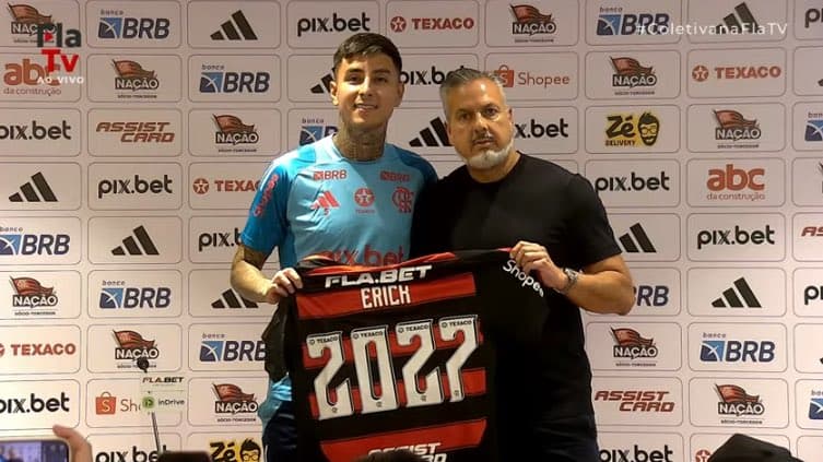 Erick Pulgar segura camisa do Flamengo com tempo contratual