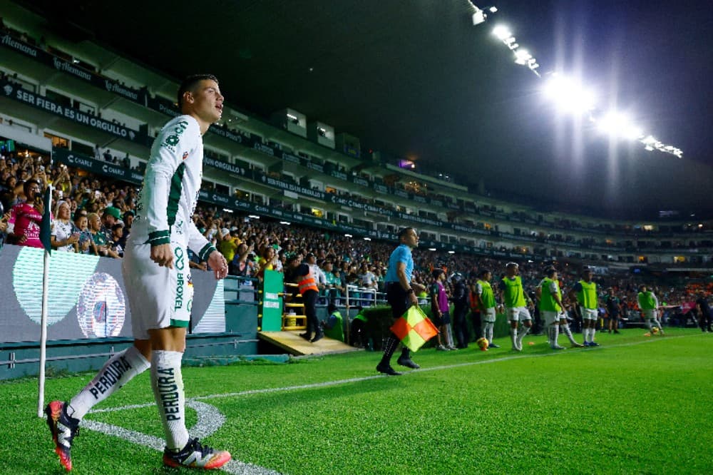 James Rodriguez, do Leon, observa durante a partida da 10ª rodada entre Leon e Tijuana como parte do Torneo Clausura 2025 Liga MX no Leon Stadium em 01 de março de 2025 em Leon, México.