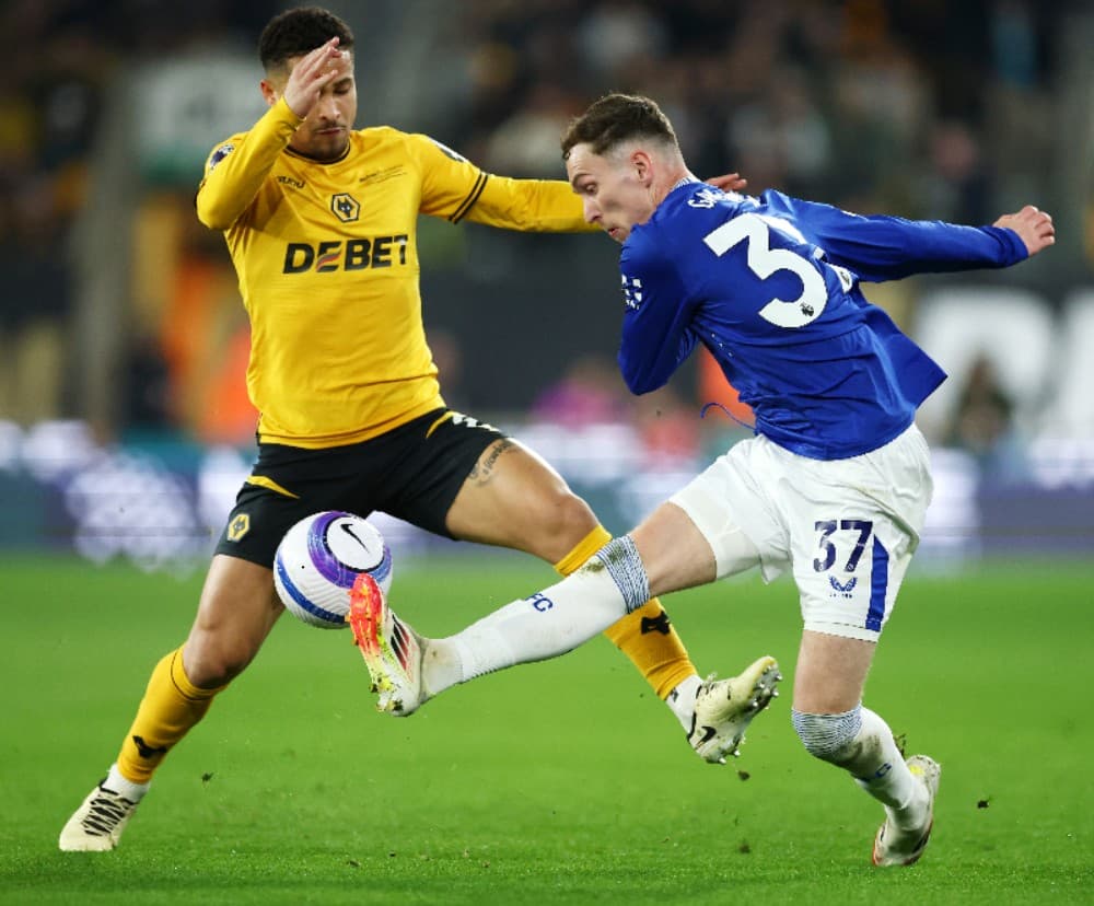 João Gomes, do Wolverhampton Wanderers, disputa a posse de bola com James Garner, do Everton, durante a partida da Premier League entre Wolverhampton Wanderers FC e Everton FC, no Molineux, em 8 de março de 2025 em Wolverhampton, Inglaterra.