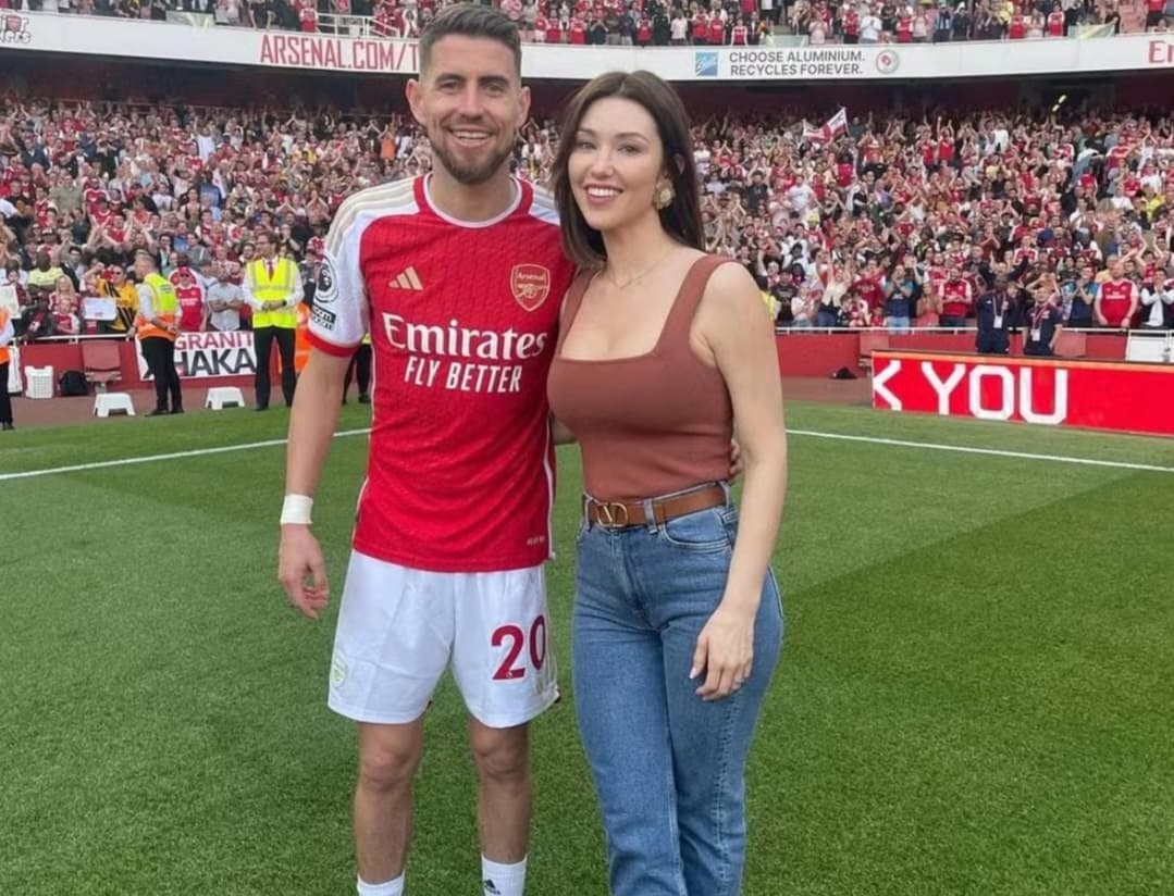 Jorginho e sua noiva na Inglaterra