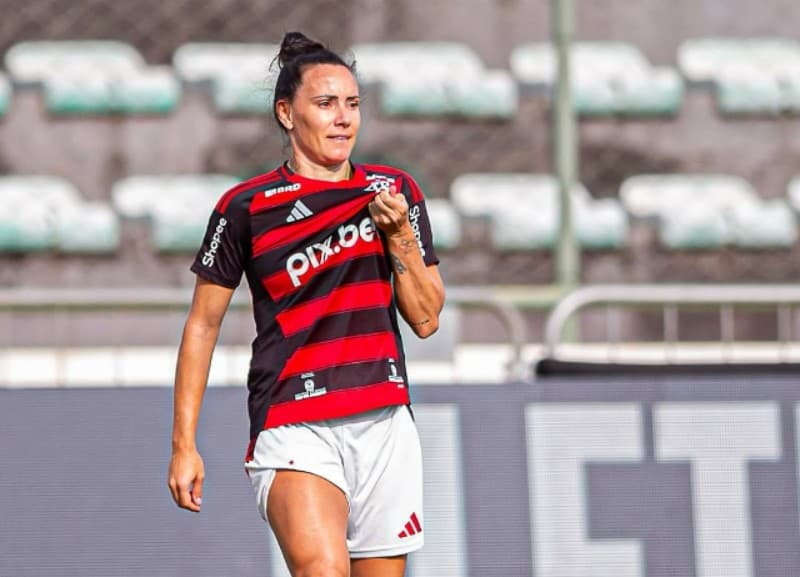 Jucinara comemorando gol pelo feminino