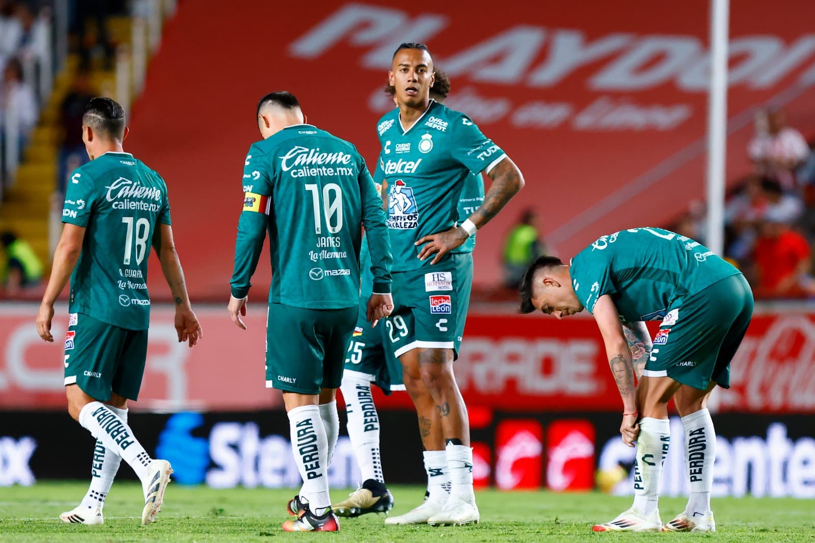 Jogadores do León cabisbaixos após derrota no Mexicano