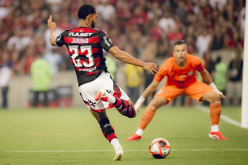 Juninho cruzando para finalização de Michael
