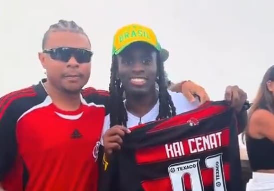 Kai Cenat recebendo camisa do Flamengo