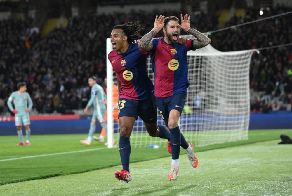 Inigo Martinez do FC Barcelona comemora o terceiro gol de seu time com o companheiro Jules Kounde durante a partida da semifinal da Copa del Rey entre FC Barcelona e Atlético de Madrid no Estadi Olimpic Lluis Companys em 25 de fevereiro de 2025 em Barcelo