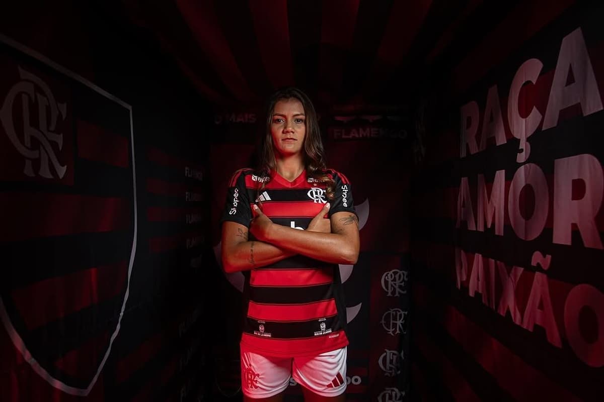 Laysa está com o Manto, braços cruzados, cabelos soltos e expressão séria