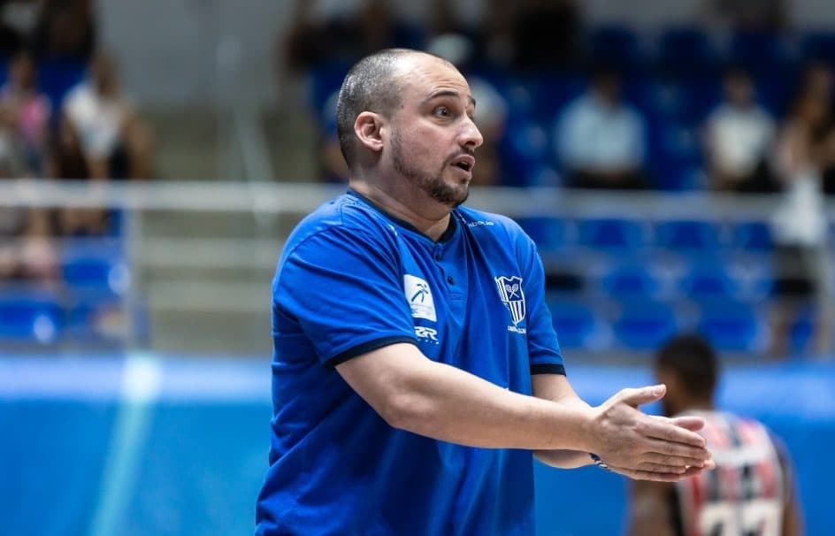 Léo Costa em jogo do Minas no NBB