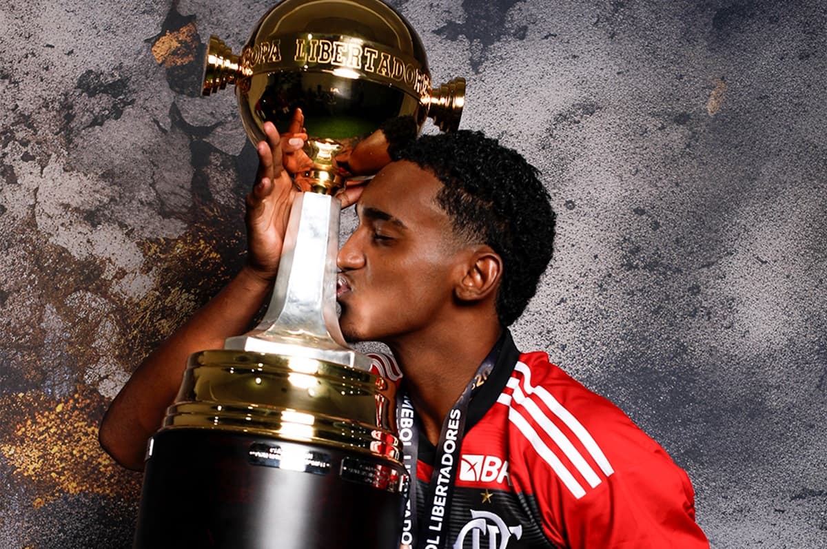 Lucyan beija taça da Libertadores após título em 2024