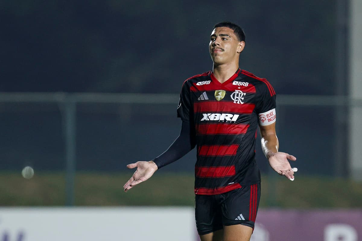 Iago comemora gol de pênalti sobre o Danubio