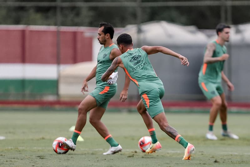 Lima toca a bola de perna esquerda em treinamento do Fluminense