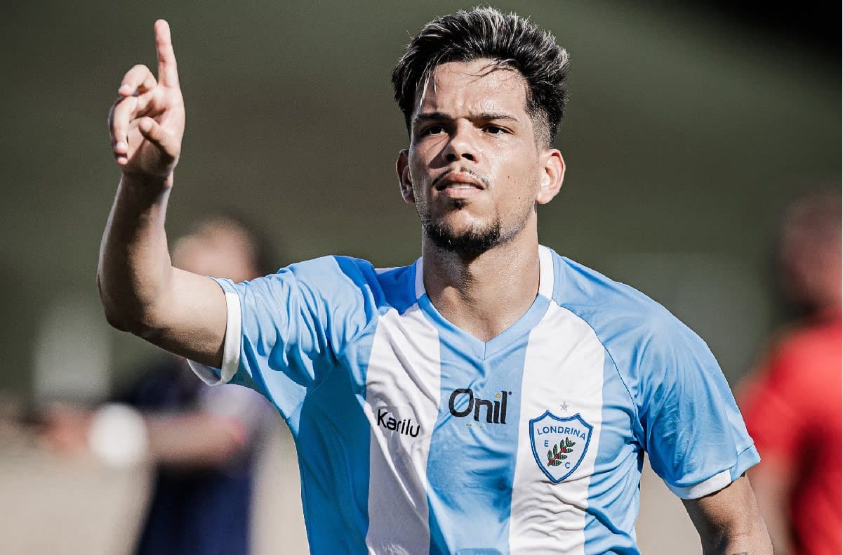 Pablo Ruan comemora gol pelo Londrina contra o Cianorte