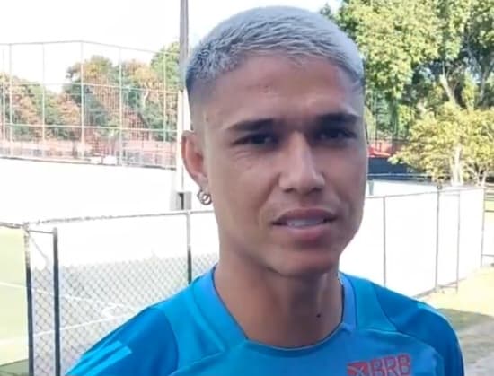 Luiz Araújo dá entrevista no Ninho do Urubu