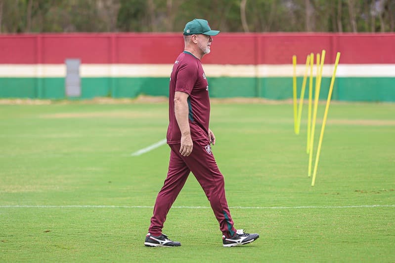 Mano Menezes durante treino do Fluminense