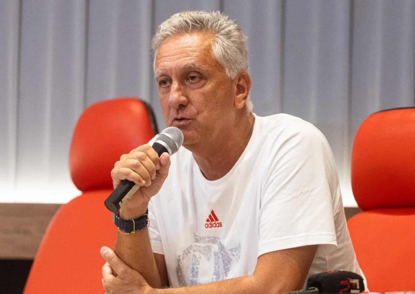 Marcus Vinicius Simões Freire fala em coletiva no auditório do Flamengo