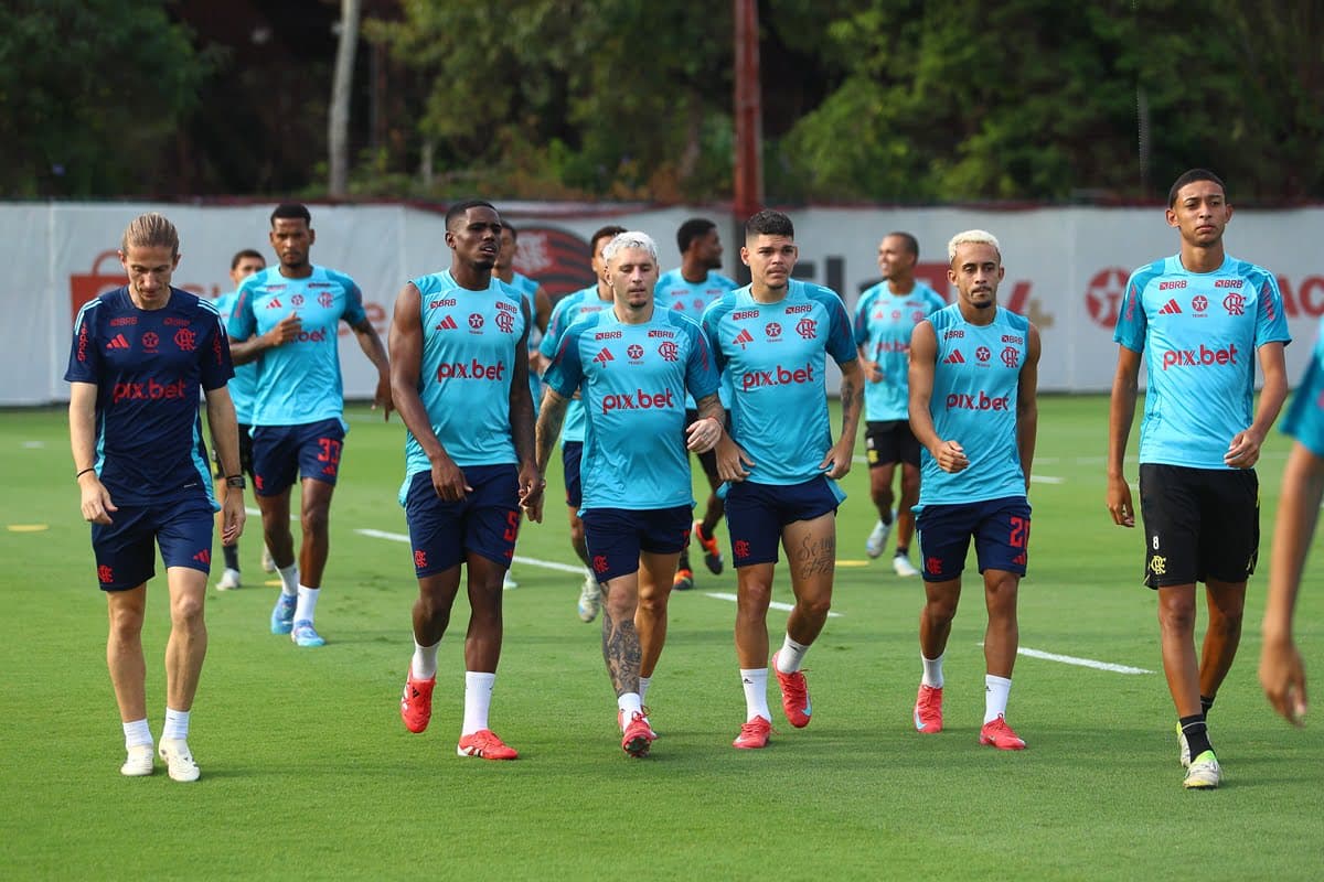 Elenco do Flamengo treina no Ninho do Urubu