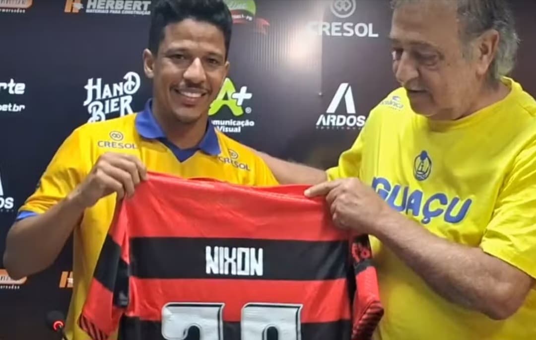 Nixon presenteia presidente do Iguaçu com camisa do Flamengo