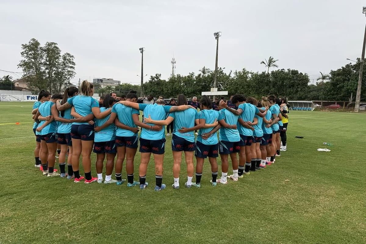 Time reunido no meio do campo, no novo centro de treinamento no Recreio