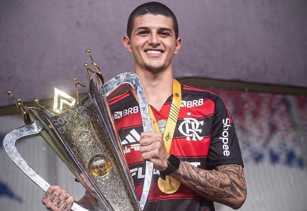 Pablo Lúcio, do Flamengo, com a taça da Supercopa
