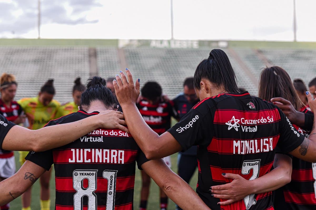Time reunido em oração, na tradicional rodinha após partida da Supercopa
