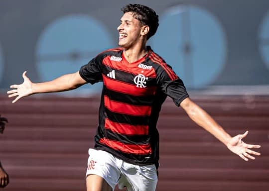 Pedro Leão comemorando gol