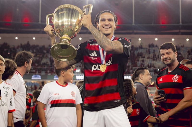 Pedro com a taça do Campeonato Carioca