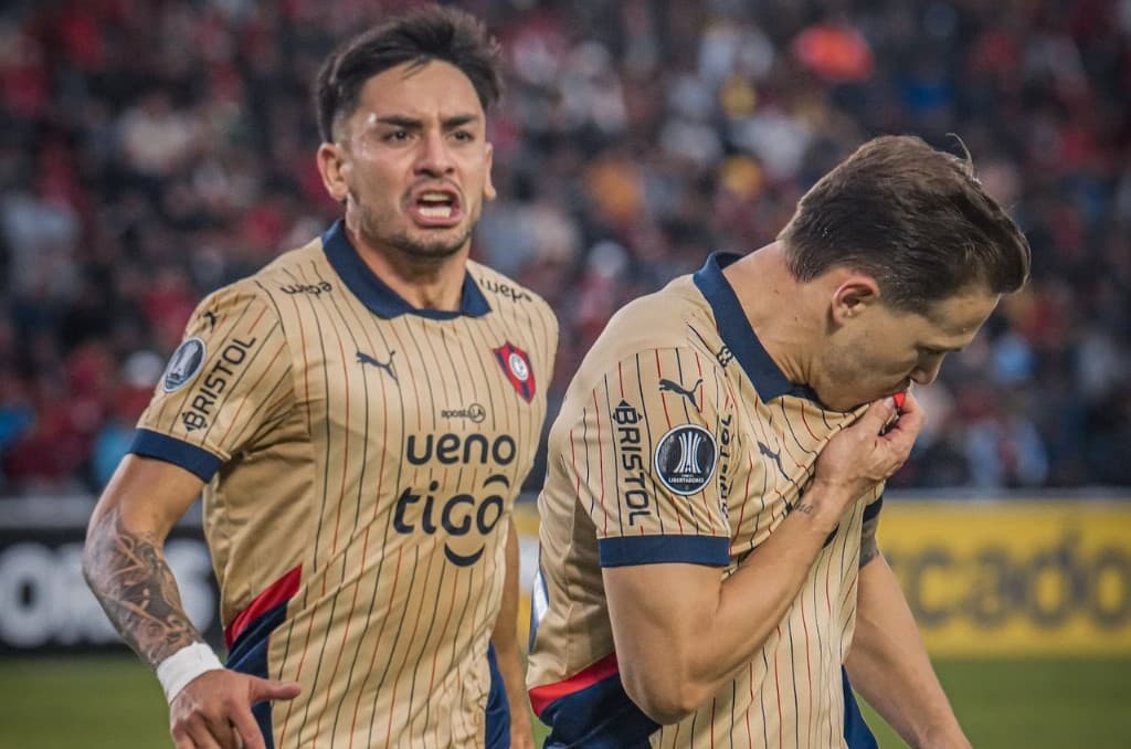 Piris da Motta comemorando gol, beijando o escudo