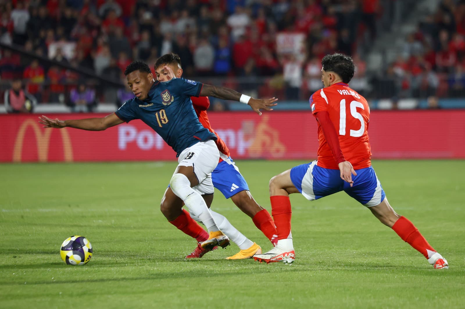 Plata é marcado por dois chilenos em Chile x Equador