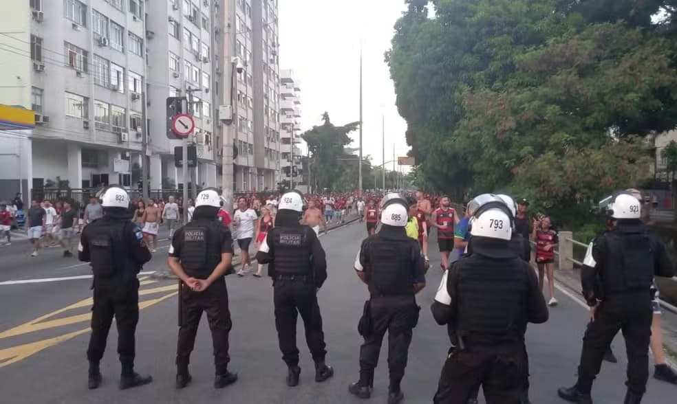 PM acompanhando chegada de torcedores ao Maracanã