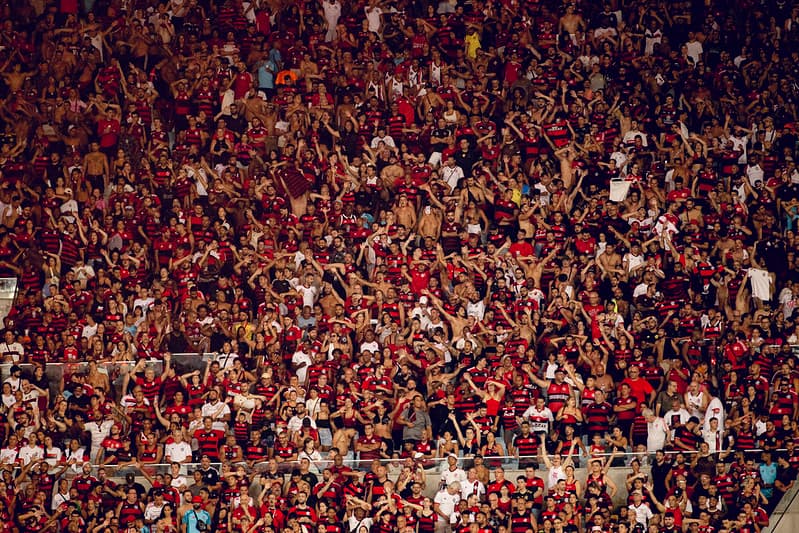 Torcedores do Flamengo cantam em jogo contra o Vasco no Maracanã