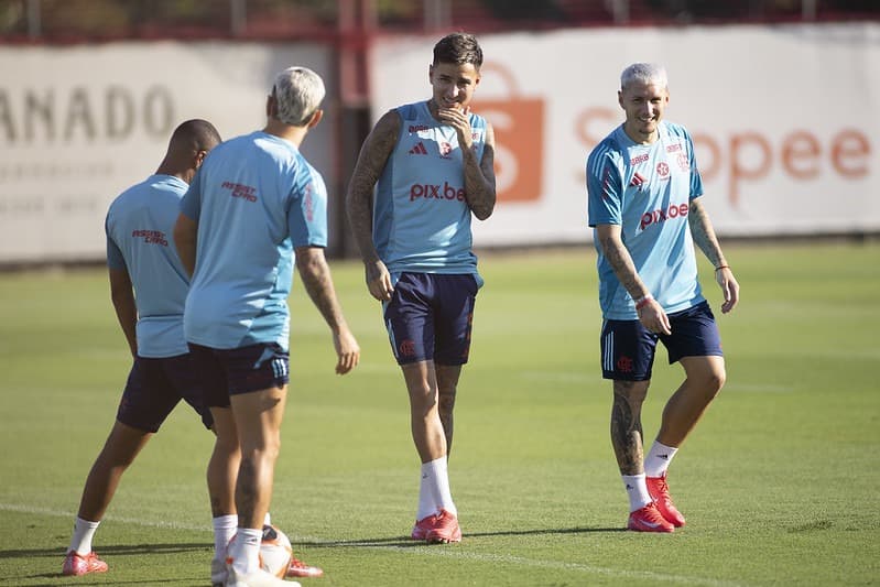 Pulgar, Varela, De La Cruz e Arrascaeta em treino