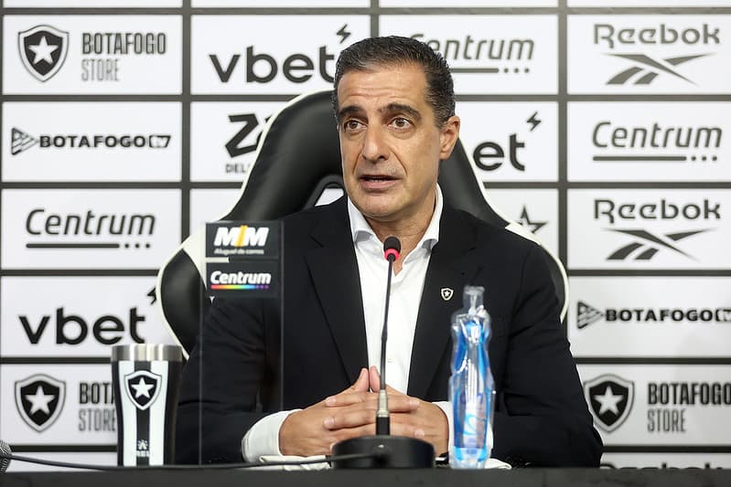 Renato Paiva em coletiva de apresentação no Botafogo