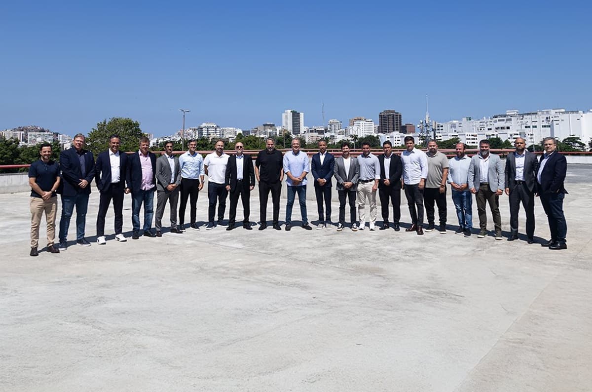 Representantes de Libra e LFU posam para foto