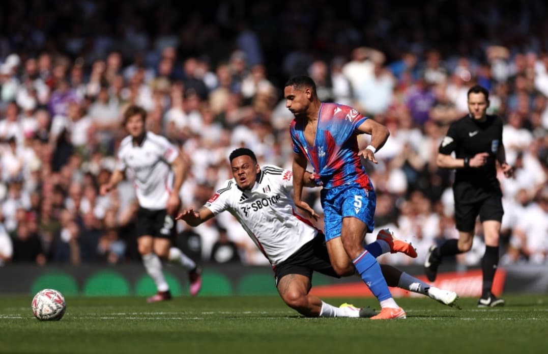 Rodrigo Muniz puxa camisa do adversário