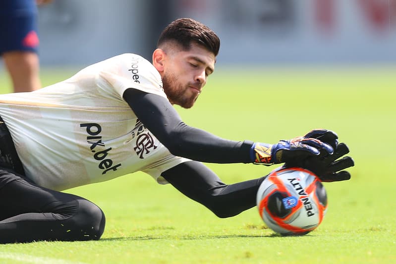 Rossi cai para fazer a defesa com as duas mãos em treino no Ninho do Urubu