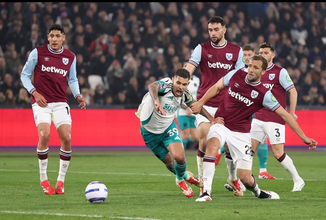 Disputa de bola em West Ham x Newcastle