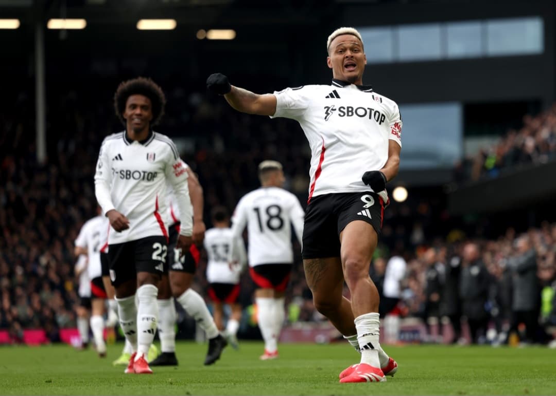 Rodrigo Muniz comemora gol na Premier League