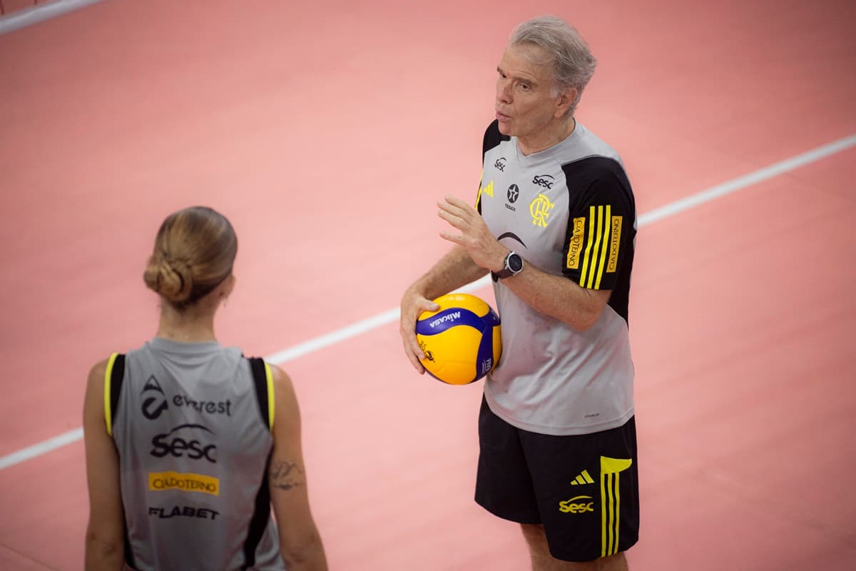 Bernardinho conversa com jogadora durante treino da equipe de vôlei