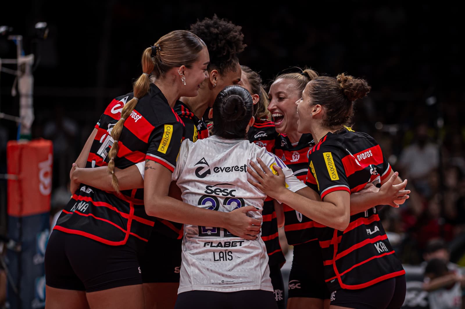 Jogadoras do Sesc Flamengo comemoram ponto