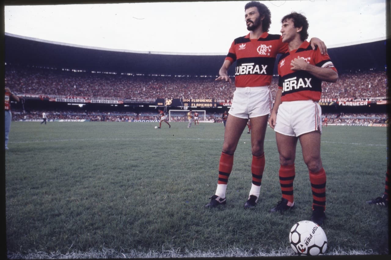 Sócrates e Zico juntos com a camisa do Flamengo