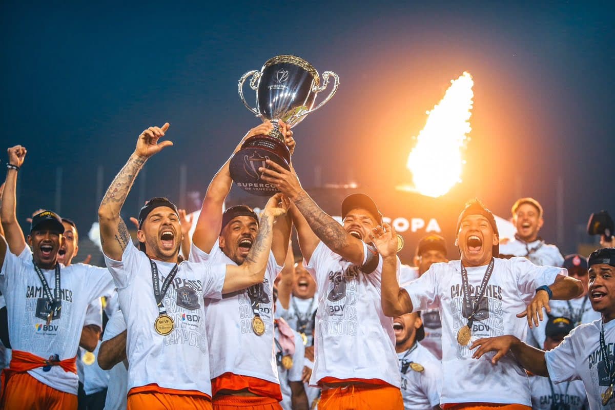 Equipe do La Guaira comemora título da Supercopa da Venezuela
