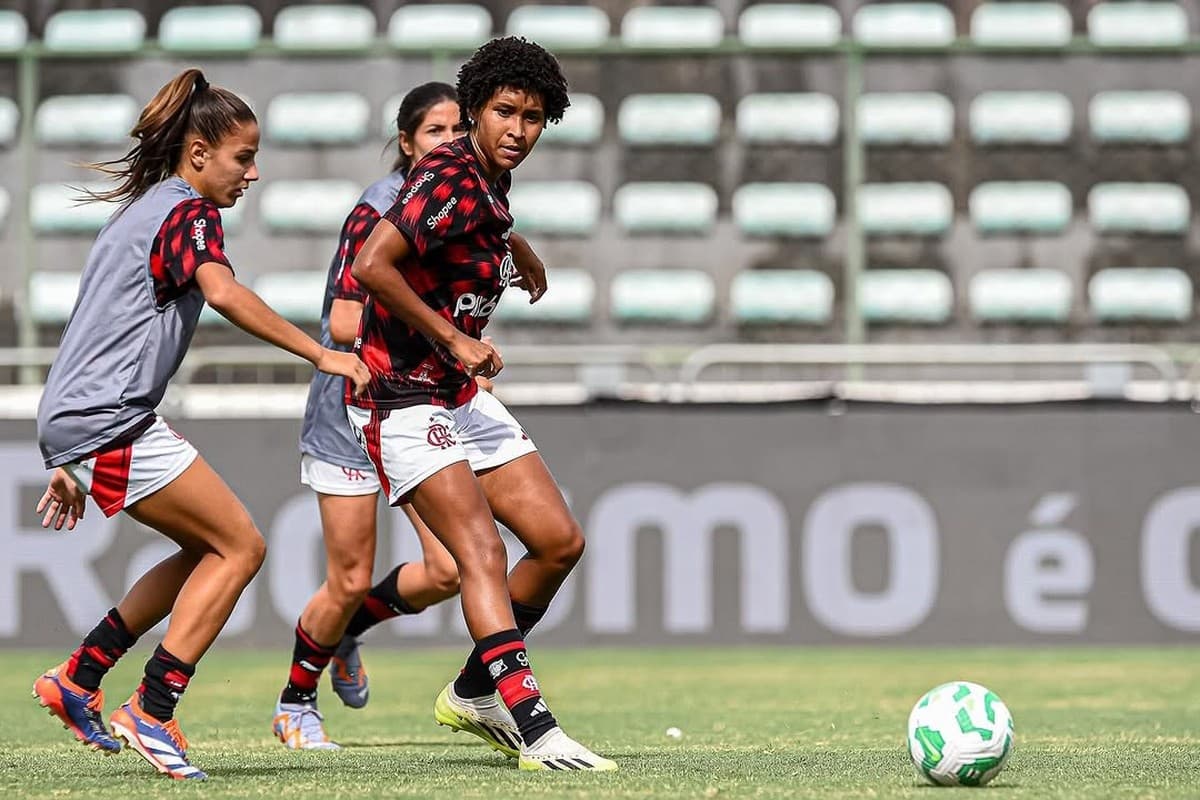 Meninas da Gávea aquecendo antes de partida pela Supercopa, estão em destaque Leidiane e Mariana Fernandes
