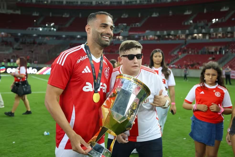 Thiago Maia com a taça de campeão gaúcho