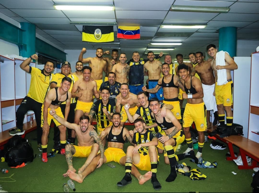 Time do Deportivo Táchira comemora vitória