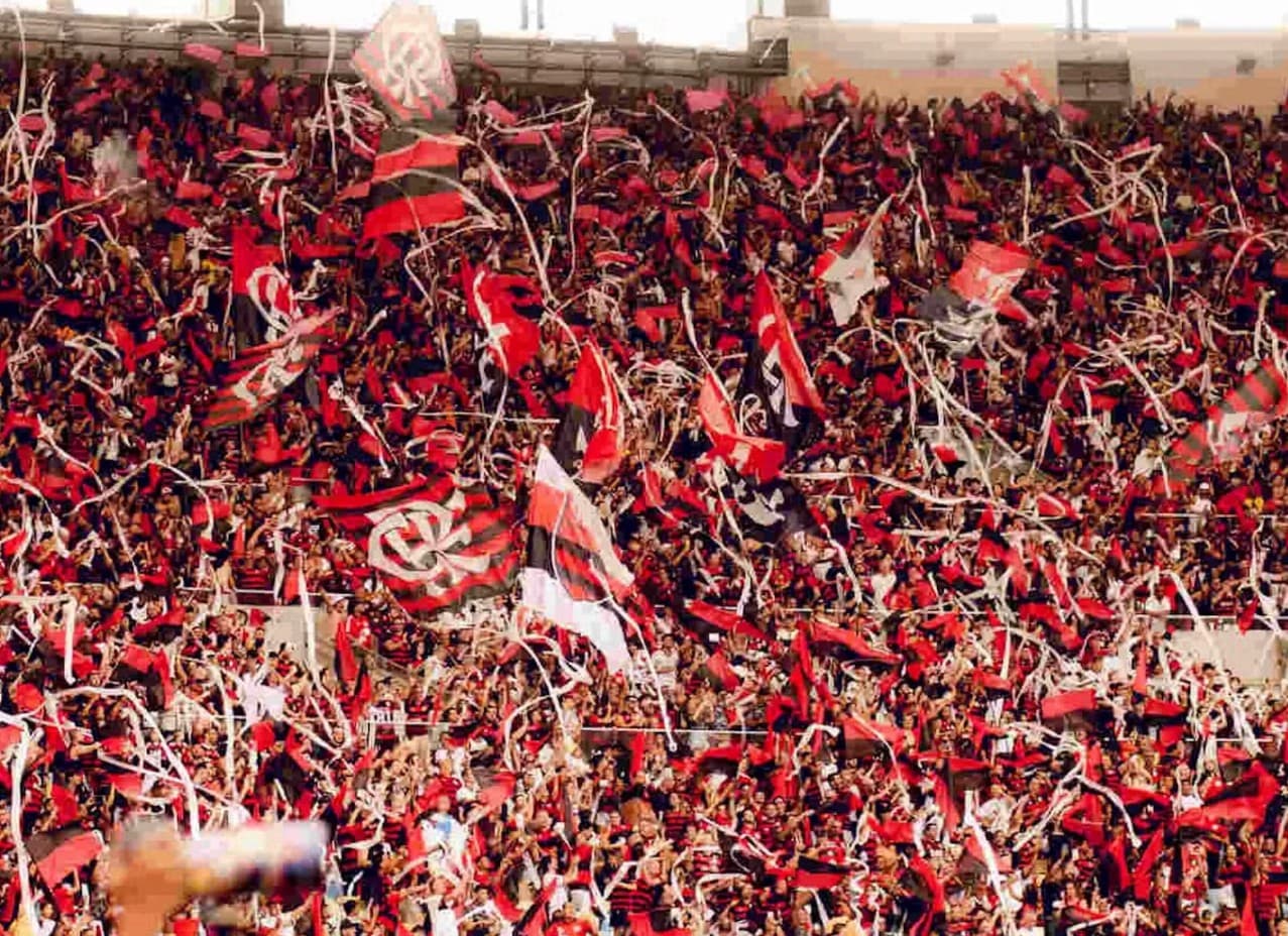 Torcida do Flamengo fazendo festa com papéis higiênicos e bandeiras