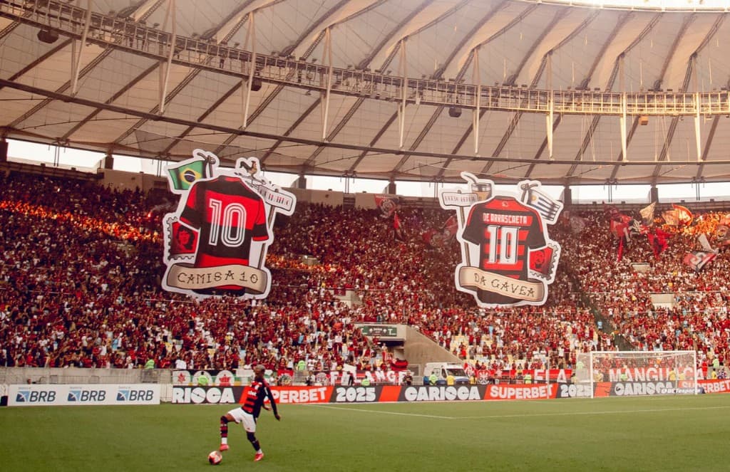 Torcida do Flamengo homenageando Arrascaeta