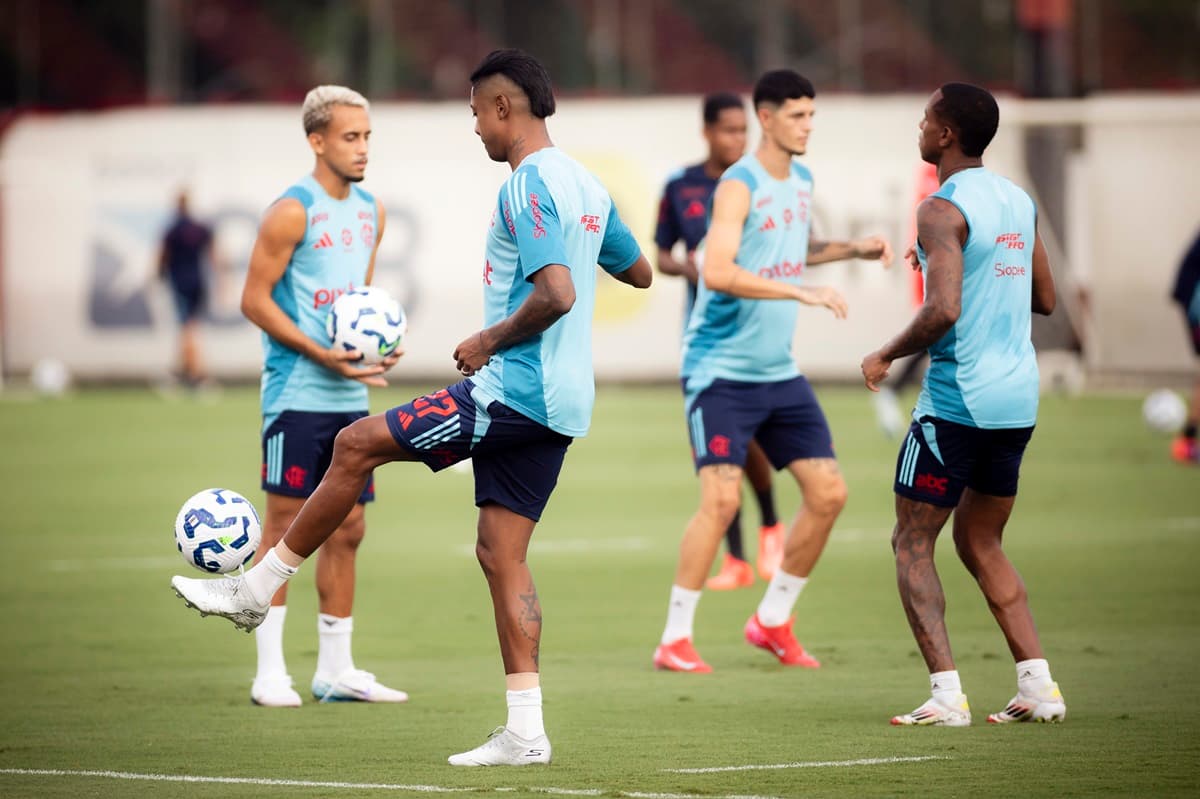 Elenco do Flamengo treina no Ninho do Urubu